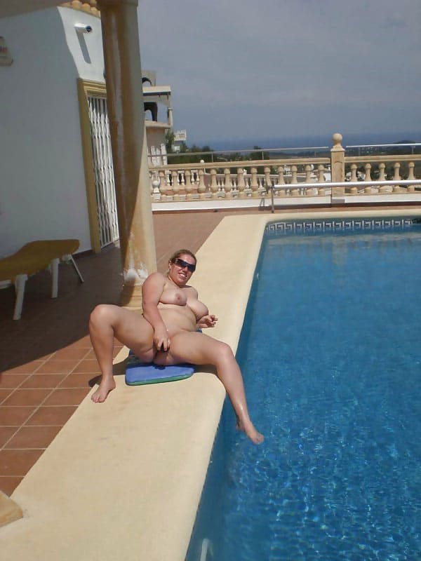 Толстая женщина дрочит пизду у бассейна 17 из 20 фото