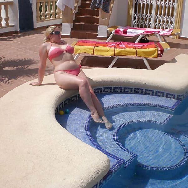 Толстая женщина дрочит пизду у бассейна 2 из 20 фото