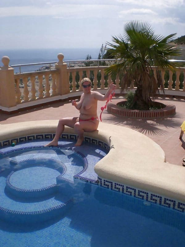 Толстая женщина дрочит пизду у бассейна 4 из 20 фото