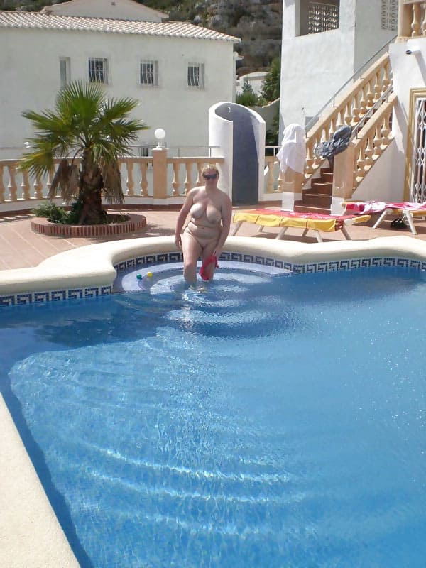 Толстая женщина дрочит пизду у бассейна 6 из 20 фото
