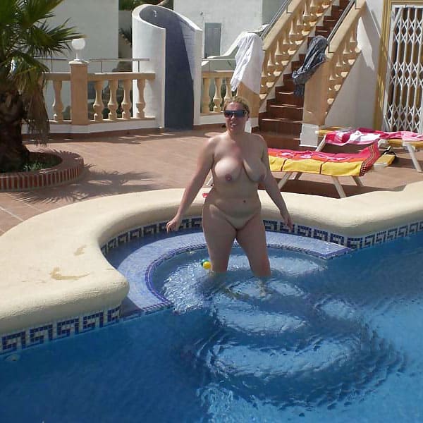 Толстая женщина дрочит пизду у бассейна 7 из 20 фото