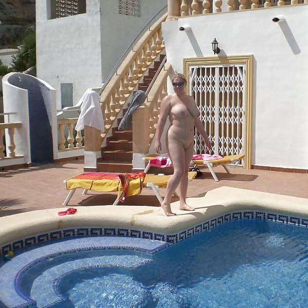 Толстая женщина дрочит пизду у бассейна 8 из 20 фото
