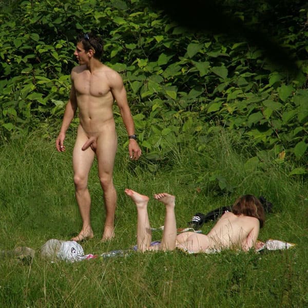 Секс нудистов в кустах попал в скрытую камеру фото