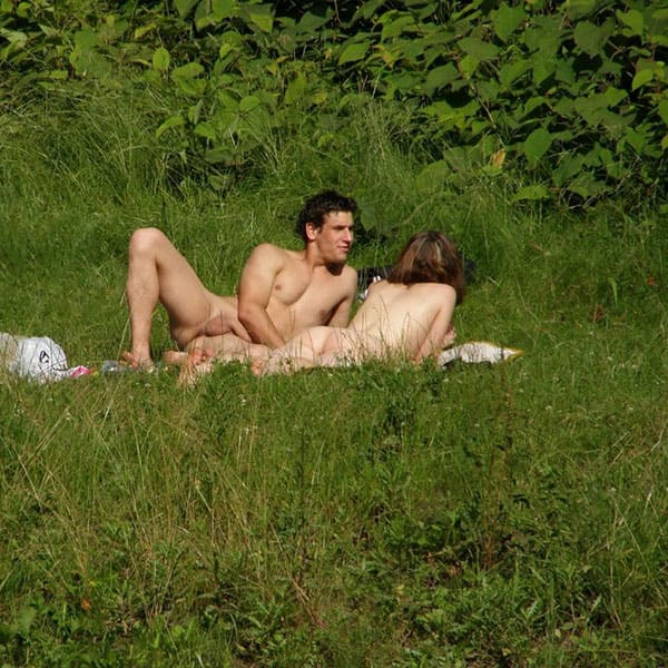 Секс нудистов в кустах попал в скрытую камеру фото