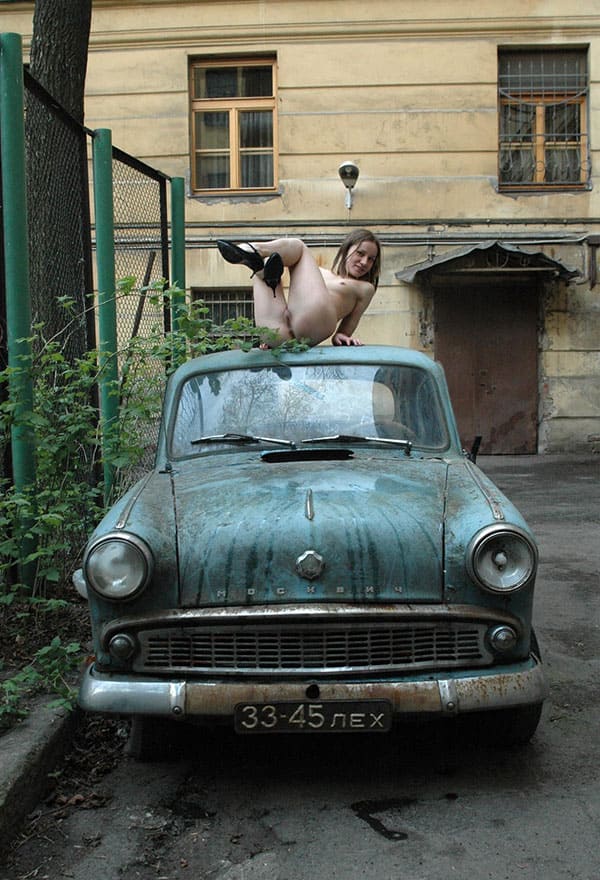 Голая девушка писает на капоте старого москвича 53 из 65 фото