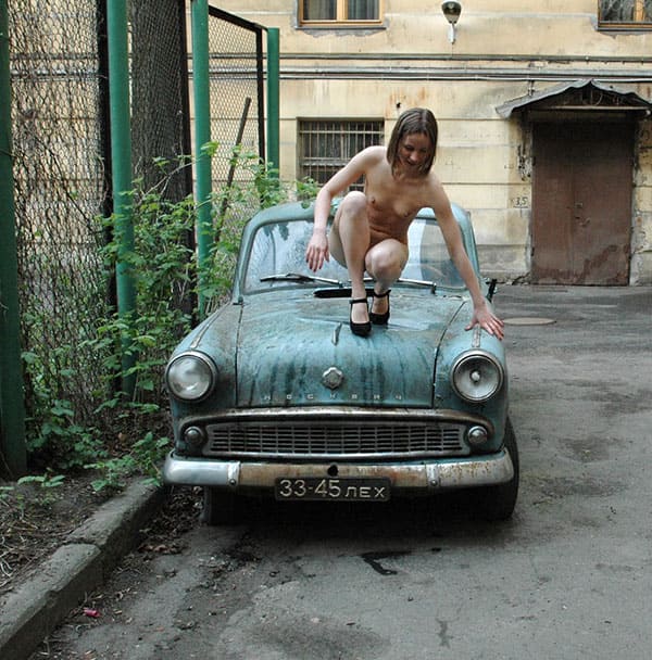 Голая девушка писает на капоте старого москвича 62 из 65 фото