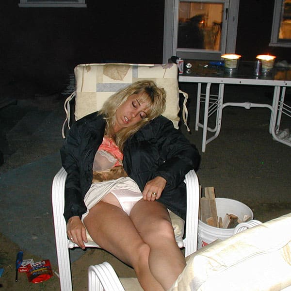 С пьяной женщины стянули трусы и лапают спящую фото