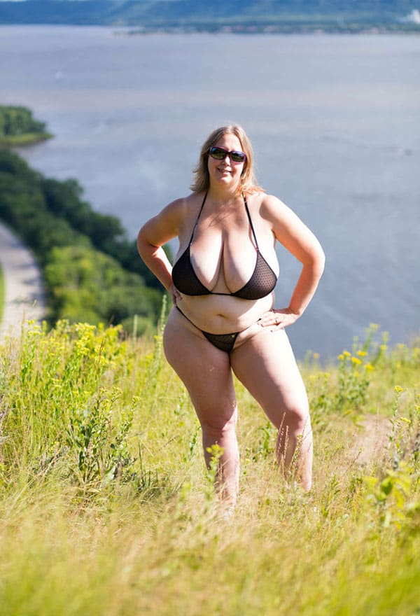 Огромные сиськи толстушки в мини бикини 2 фото