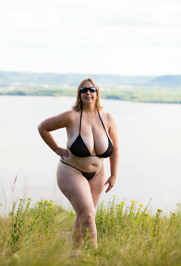 Огромные сиськи толстушки в мини бикини фото