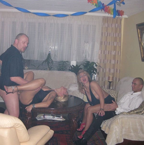 Домашняя групповуха с пьяными шлюхами 19 из 25 фото