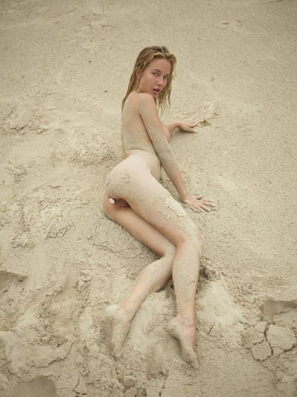Нудистка на пляже с анальной пробкой в попе фото
