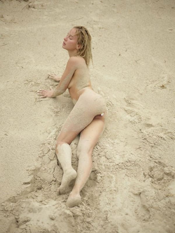 Нудистка на пляже с анальной пробкой в попе фото
