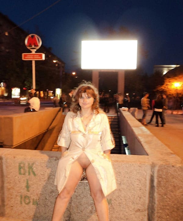Русские девушки светят пиздой на улице 15 из 50 фото