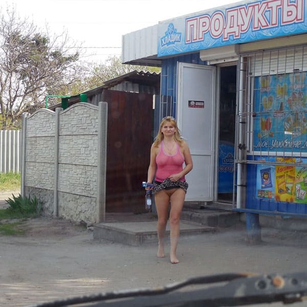 Русские девушки светят пиздой на улице 16 из 50 фото