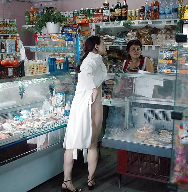 Русская девушка зашла в продуктовый магазин голая 2 из 64 фото