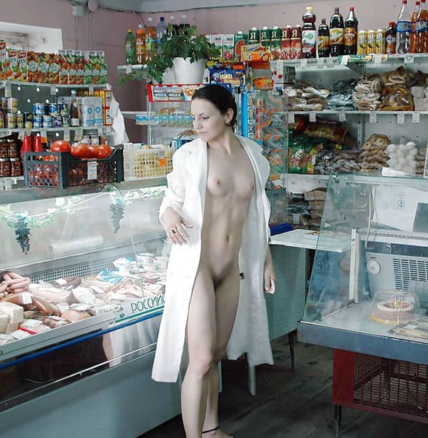 Русская девушка зашла в продуктовый магазин голая 3 из 64 фото
