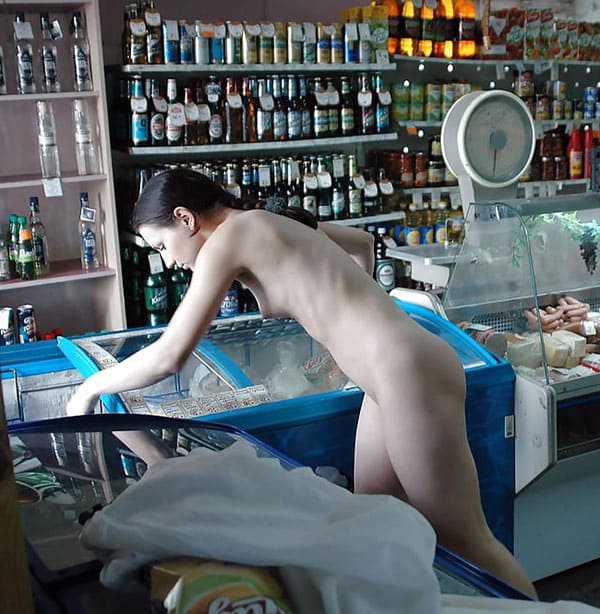 Русская девушка зашла в продуктовый магазин голая 41 из 64 фото