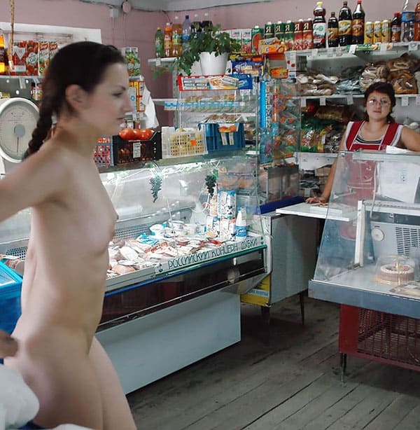 Русская девушка зашла в продуктовый магазин голая 51 из 64 фото