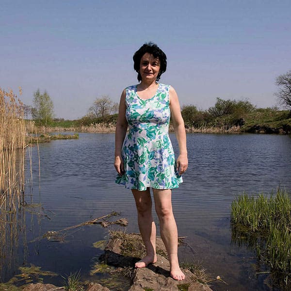 Женщина с волосатой пиздой раздевается на берегу озера 1 фото