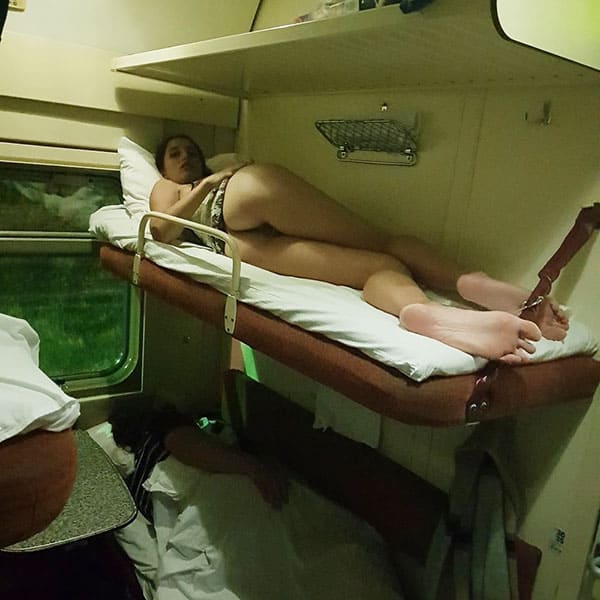 Девушка в плацкарте светит пиздой перед пассажирами фото
