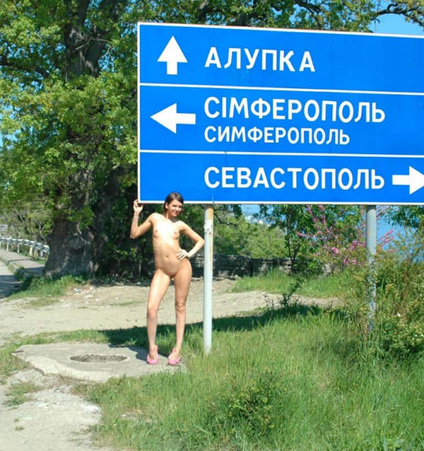 Голая нудистка голосует на дороге в Крыму 1 из 25 фото