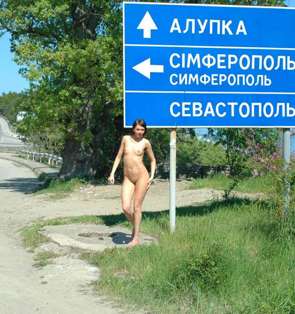 Голая нудистка голосует на дороге в Крыму 2 из 25 фото