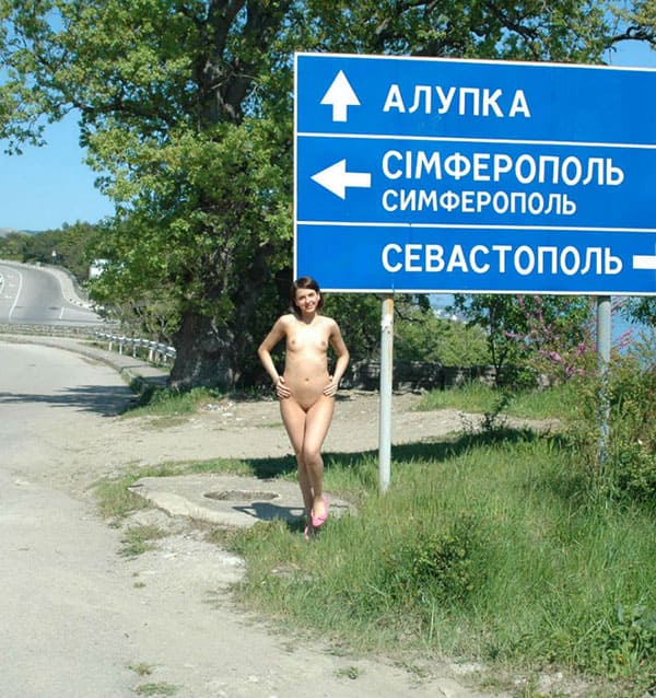 Голая нудистка голосует на дороге в Крыму 3 из 25 фото