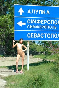 Голая нудистка голосует на дороге в Крыму