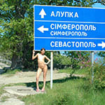 Голая нудистка голосует на дороге в Крыму