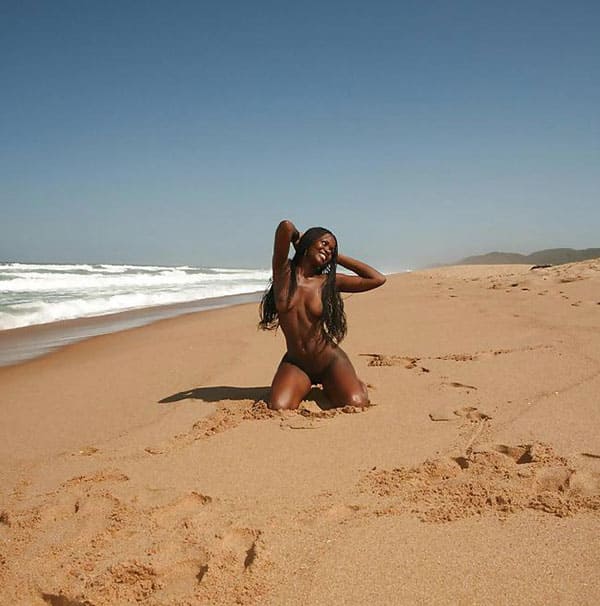 Ню голой негритянки на райском пляже 10 из 20 фото
