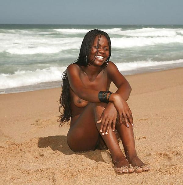Ню голой негритянки на райском пляже 20 из 20 фото