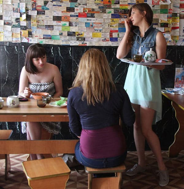 Молодая официантка в придорожном кафе обслуживает голой 1 из 49 фото