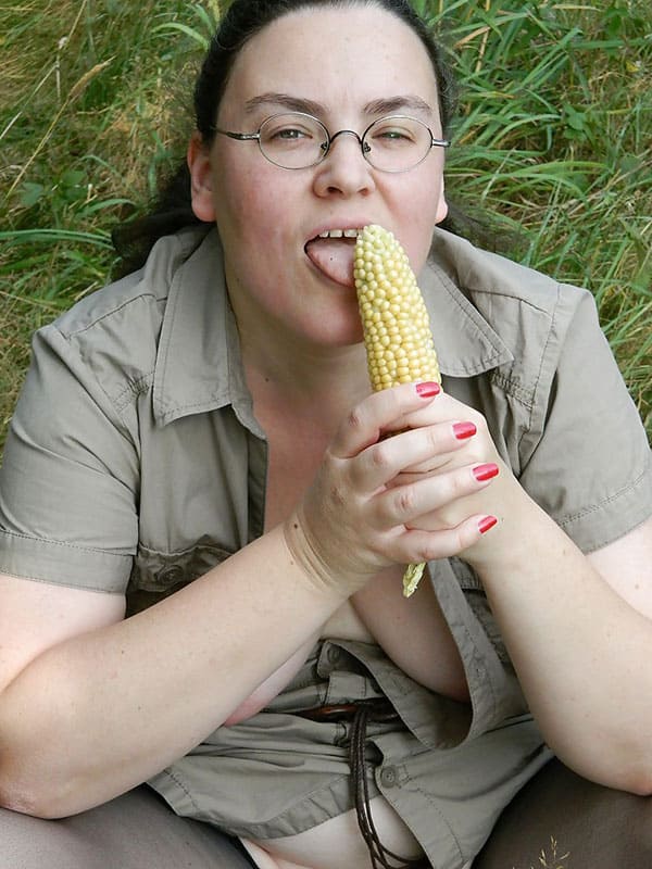 Зрелая женщина дрочит пизду кукурузой на природе 11 из 20 фото