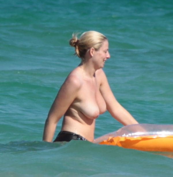 Женщина оголила сиси купаясь в море