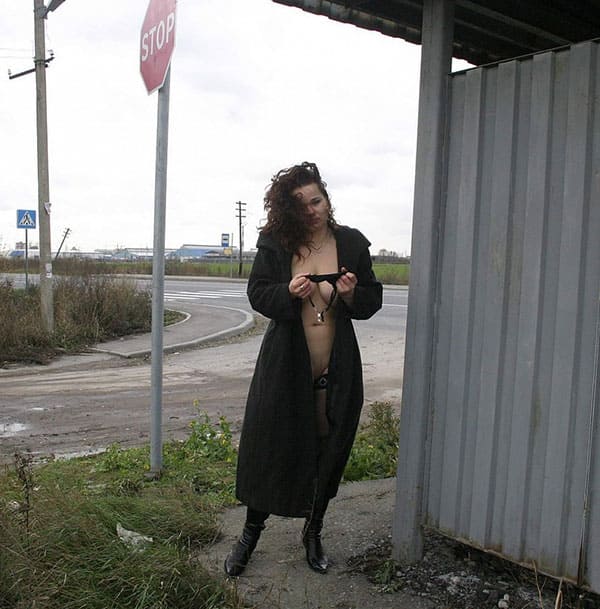 Русская девушка писает за автобусной остановкой фото