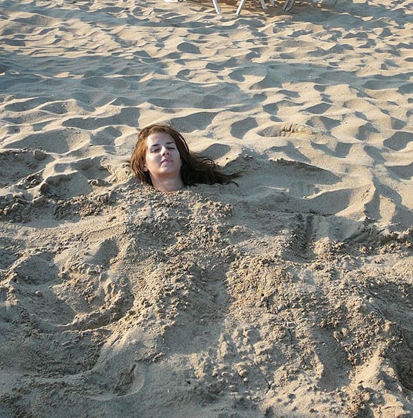 Девушку с голыми сиськами закопали на пляже в песок 30 фото