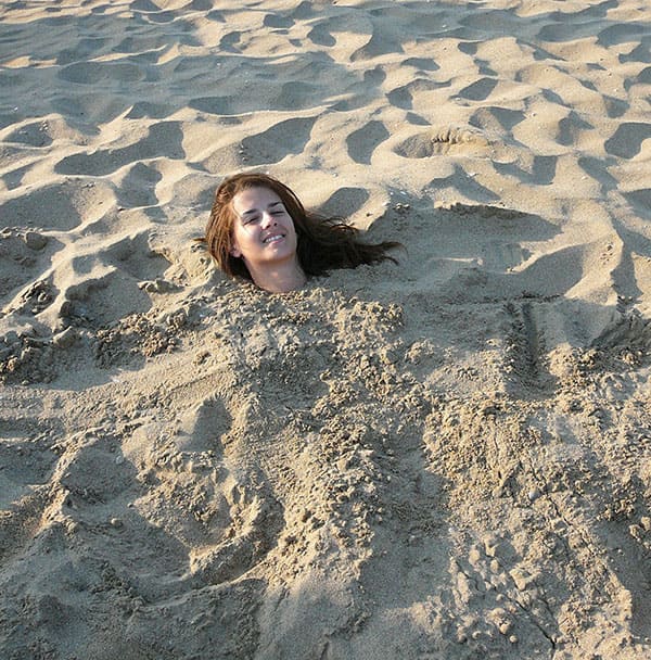 Голая девушка на песке (19 фото)