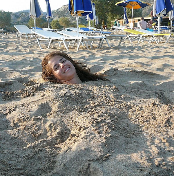 Девушку с голыми сиськами закопали на пляже в песок 34 фото