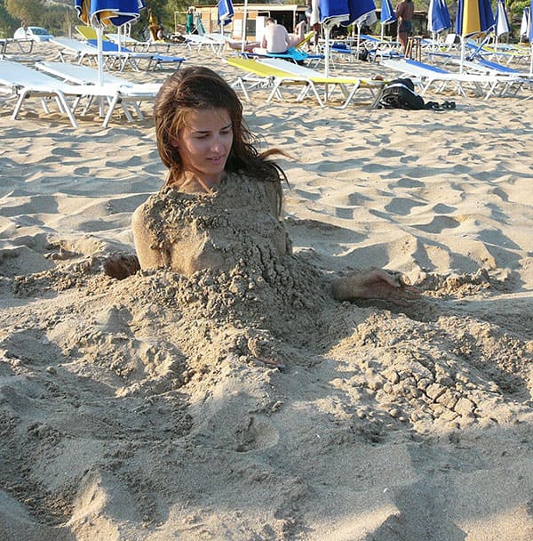 Девушку с голыми сиськами закопали на пляже в песок 37 фото