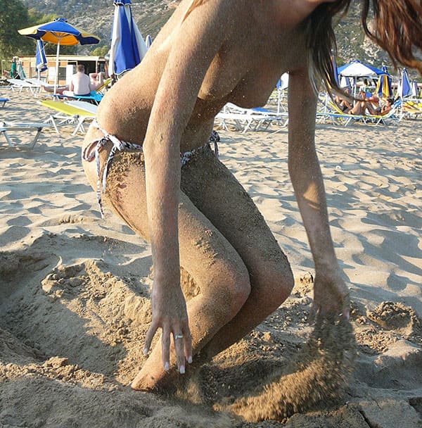 Девушку с голыми сиськами закопали на пляже в песок 46 фото