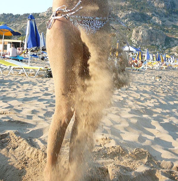 Девушку с голыми сиськами закопали на пляже в песок 47 фото