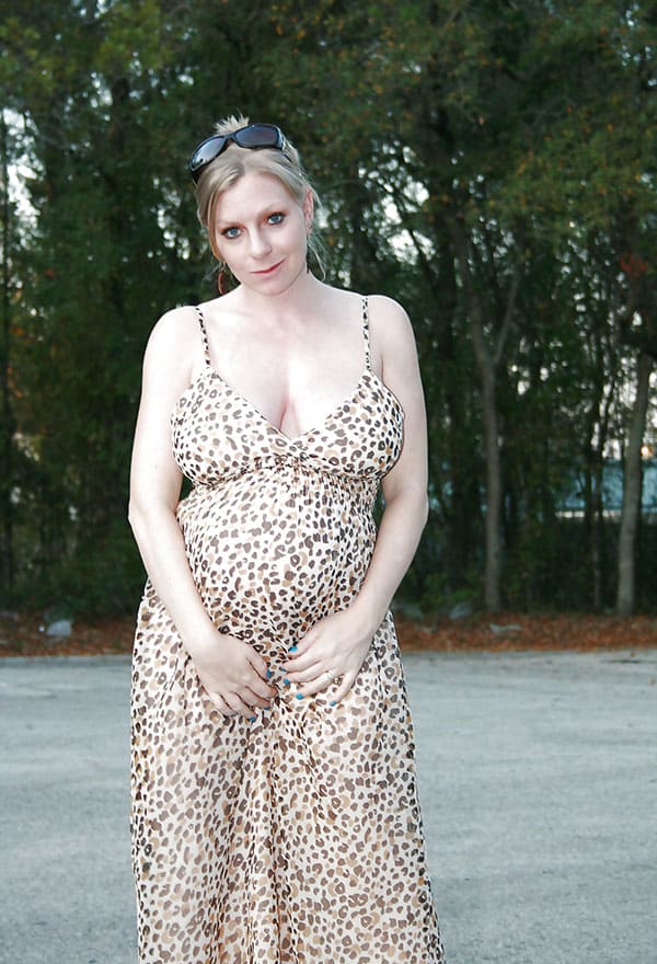 Беременная девушка разделась на улице и начала мастурбировать фото