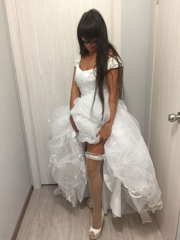 Русскую невесту трахают в свадебном платье 2 из 20 фото