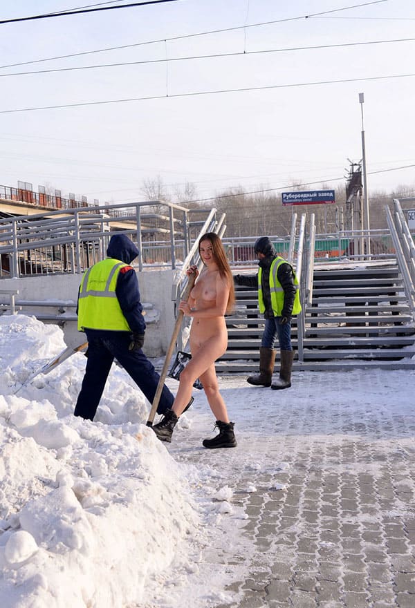Голая девушка помогает убирать снег работникам РЖД 24 фото