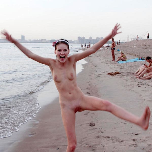 Пьяная девушка разделась догола на общественном пляже 19 из 36 фото