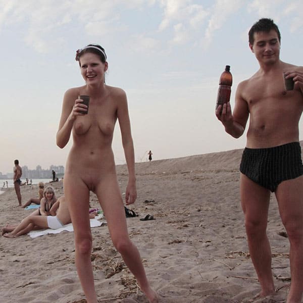 Пьяная девушка разделась догола на общественном пляже 32 из 36 фото