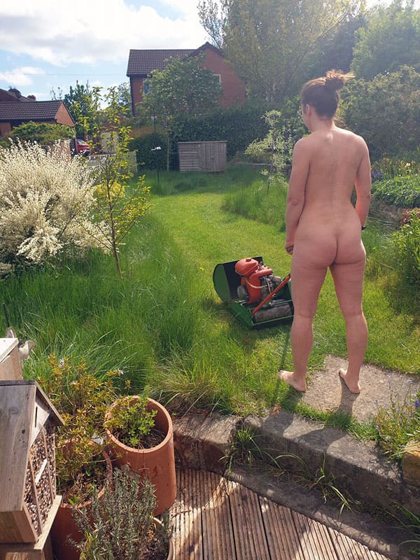 Голые дачницы: Частное ню девушек в огороде и саду 26 из 60 фото