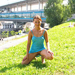 Девушка без трусов гуляет по парку в Москве
