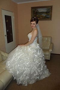 Русская невеста раздевается дома на камеру