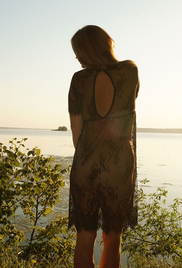 Голая жена в прозрачном платье на природе 10 из 16 фото